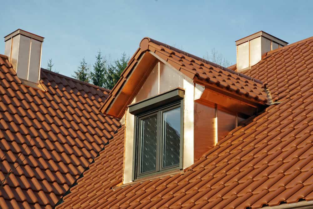 Dacheindeckung in Erlus E58 rot. Dachsanierung der Dachfläche mit Pavatexaufdachdämmund und Holzfaserzwischensparrendämmung