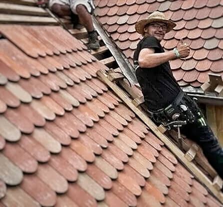 Alte Dachziegel werden wiederverwendet