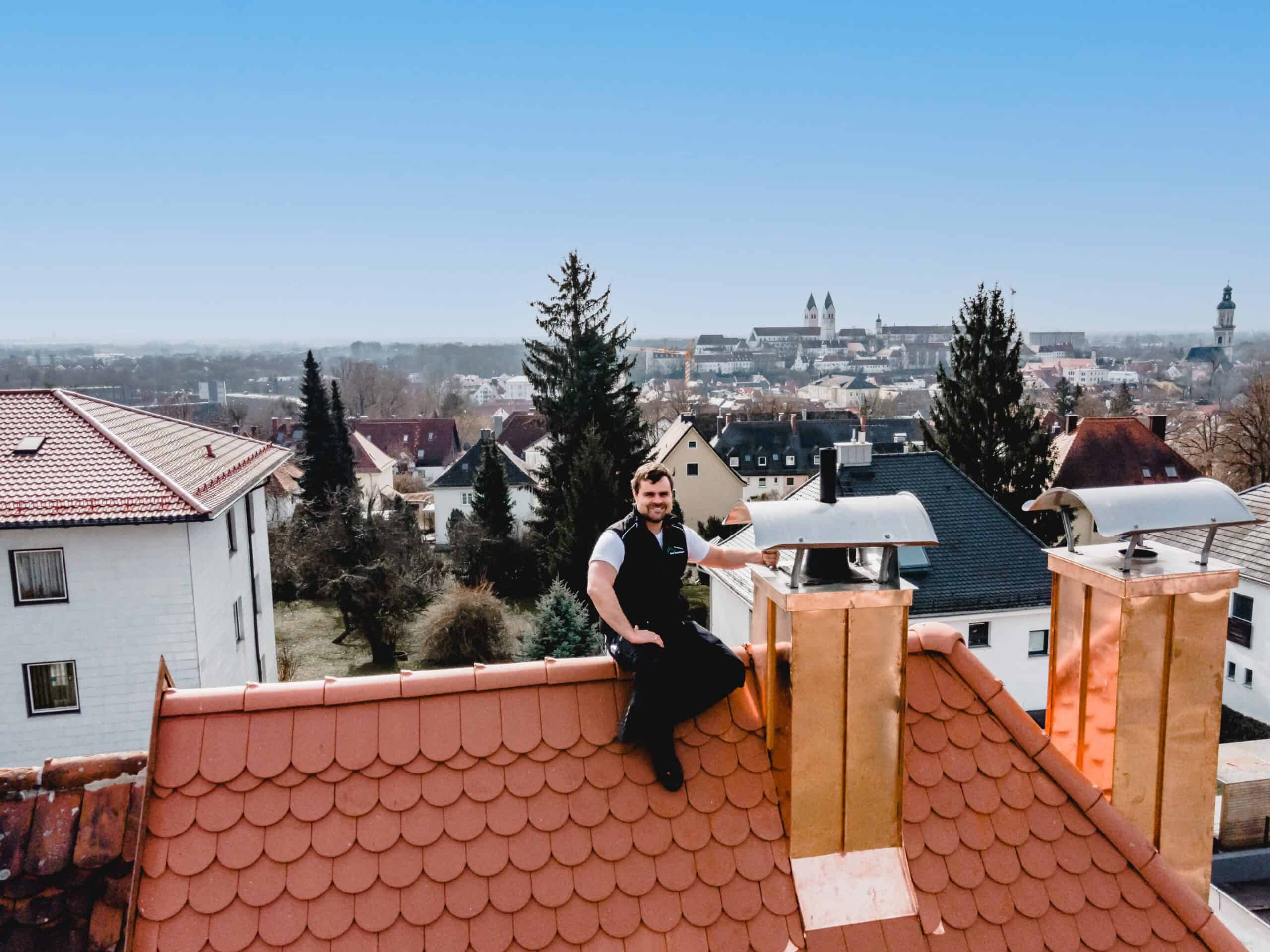 Dachdecker auf förderfähigem Dach