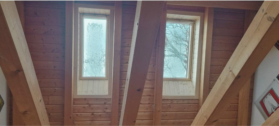 Dachfenster-Innenbekleidung aus Holz mit Nut und Federbrettern